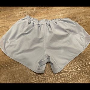 Lululemon size 6 Hotty Hot Short II 4” long